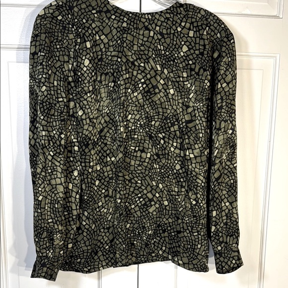 EUC Stylish Black and Green 100% Silk Women's Top with Mandarin Style Collar - Picture 2 of 6